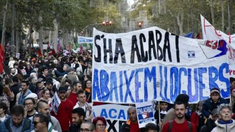 Manifestantes con una pancarta que dice: "Se acabó. Bajamos los alquileres".