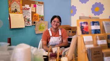 Destinie Escobedo lleva cinco años con su tienda de manualidades.