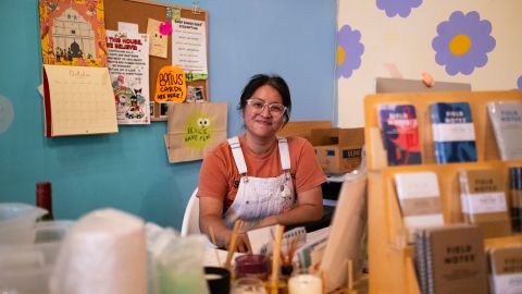 Destinie Escobedo lleva cinco años con su tienda de manualidades.