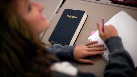 El estudio de religión en las escuelas públicas es un tema debatido en Estados Unidos.