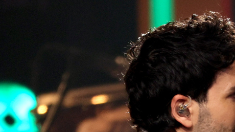 Sebastián Yatra y el homenajeado Carlos Vives se presentan en el escenario durante la gala Persona del Año 2024 de la Academia Latina de la Grabación en honor a Carlos Vives, celebrada el 13 de noviembre de 2024 en el Miami Beach Convention Center, en Miami, Florida.