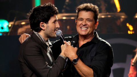 Sebastián Yatra y el homenajeado Carlos Vives se presentan en el escenario durante la gala Persona del Año 2024 de la Academia Latina de la Grabación en honor a Carlos Vives, celebrada el 13 de noviembre de 2024 en el Miami Beach Convention Center, en Miami, Florida.