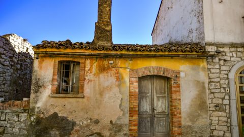 Mujer compra casa en Italia por un euro.