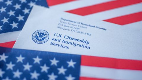 Los inmigrantes en Estados Unidos deben seguir varios requisitos de USCIS.