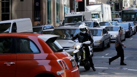 Motorists and pedestrians cross an intersection during a power outage in San Francisco, Friday, April 21, 2017. A power outage struck a wide area of San Francisco on Friday, blacking out about 90,000 utility customers, snarling traffic as intersection signals went dark and stopping the famed cable cars for a time. Pacific Gas & Electric crews were assessing the problem. (AP Photo/Jeff Chiu)