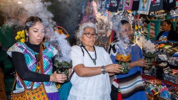 Un vista de la procesión durante la celebración del Día de Muertos en la calle Olvera.