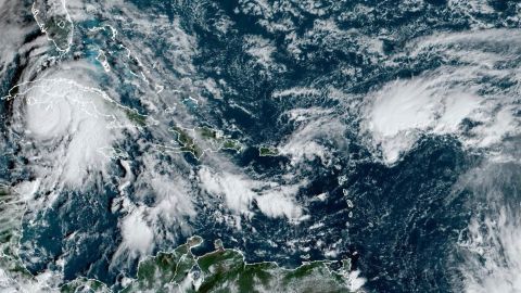 condiciones de tormenta tropical en el centro y sur de los Cayos de Florida.