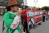 Manifestantes pelean por los derechos de los trabajadores inmigrantes y el fin a la guerra de Israel en Pelestina.