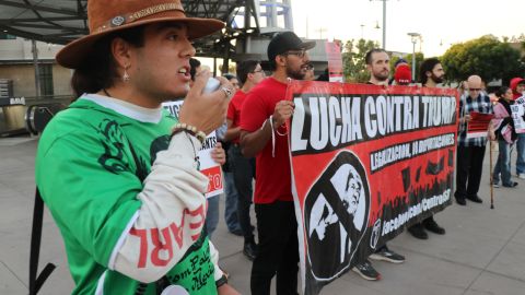Manifestantes pelean por los derechos de los trabajadores inmigrantes y el fin a la guerra de Israel en Pelestina.