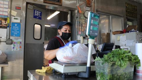 Un pavo enorme se vende para la cena de Acción de Gracias.