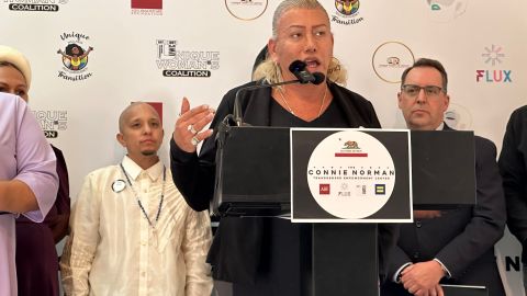 Bamby Salcedo celebra la apertura de un centro de votación para la comunidad Trans en Los Ángeles.