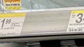 Cada vez más productos se encuentran en vitrinas bajo llave en las tiendas de Los Ángeles.