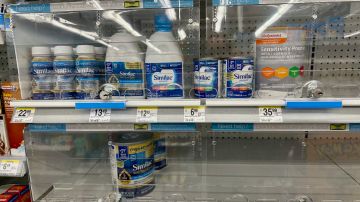 Cada vez más productos se encuentran en vitrinas bajo llave en las tiendas de Los Ángeles.
