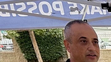 El Weingart East Los Angeles YMCA hace feliz a muchas familias con la entrega de pavos.