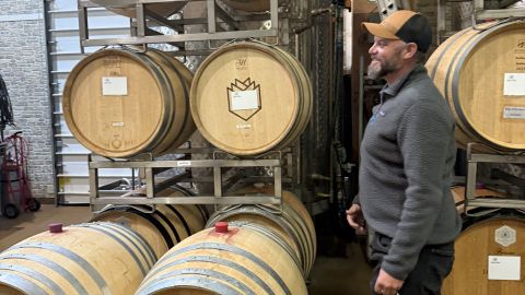 El enólogo Rob Folin de Ryan Rose explica el proceso del vino.
