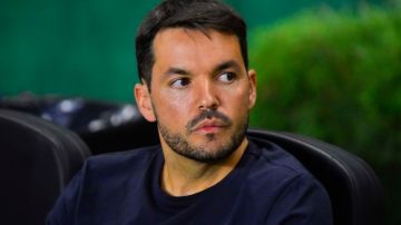 Nicolás Larcamón, director técnico del Club León durante el partido de la jornada 11 del torneo Apertura 2023 de la Liga MX ante los Rojinegros del Atlas celebrado en el estadio León.