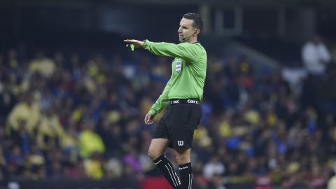 Ciudad de México, 9 de diciembre de 2023. César Ramos, árbitro central, durante el partido de vuelta de las Semifinales del torneo Apertura 2023 de la Liga BBVA MX, entre las Águilas del América y el Atlético San Luis, celebrado en el estadio Azteca. Foto: Imago7/ Rafael Vadillo