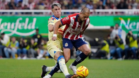 Guadalajara, Jalisco a 16 de Marzo de 2024. Cristian Calderón "Chicote" y Javier Hernandez "Chicharito" , durante el partido correspondiente a la jornada 12 del torneo Clausura 2024 de la Liga BBVA MX, entre las chivas rayadas de Guadalajara y las águilas del América, realizado en el estadio Akron. Foto: Imago7/Sebastián Laureano Miranda