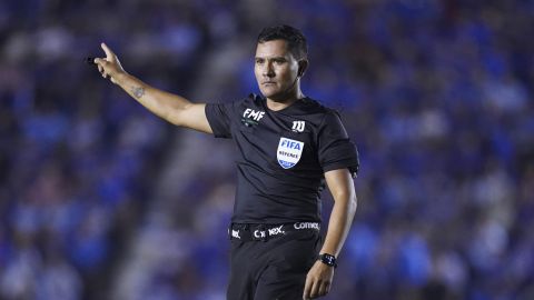 Ciudad de México a 19 de de mayo de 2024. Fernando Guerrero, árbitro central, durante el partido de vuelta de la semifinal del torneo Clausura 2024 de la Liga BBVA MX, entre la Máquina Celeste del Cruz Azul y los Rayados de Monterrey, realizado en el estadio Ciudad de los Deportes. Foto: Imago7/ Rafael Vadillo