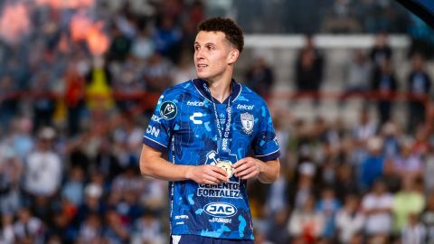 Pachuca, Hidalgo, 1 de junio de 2024. Oussama Idrissi en festejo en festejo con su medalla de campeón, durante la final de la Champions Cup de la CONCACAF 2024, entre los Tuzos del Pachuca y el Columbus Crew, celebrado en el estadio Hidalgo. Foto: Imago7 / Diego Padilla