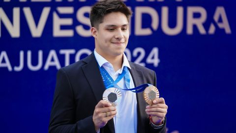 Osmar Olvera muestra las dos medallas que ganó en París 2024.