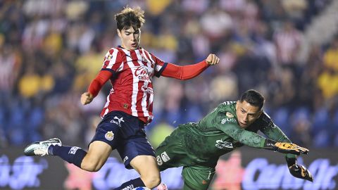 Ciudad de México a 14 de septiembre de 2024. Armando González y Ángel Malagón durante el partido correspondiente a la jornada 7 del torneo Apertura 2024 de la Liga BBVA MX, entre las Águilas del América y las Chivas Rayadas del Guadalajara, realizado en el estadio Ciudad de los Deportes. Foto: Imago7/ Etzel Espinosa