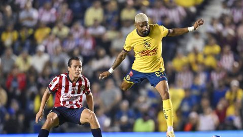 Ciudad de México a 14 de septiembre de 2024. Fernando González y Rodrigo Aguirre durante el partido correspondiente a la jornada 7 del torneo Apertura 2024 de la Liga BBVA MX, entre las Águilas del América y las Chivas Rayadas del Guadalajara, realizado en el estadio Ciudad de los Deportes. Foto: Imago7/ Etzel Espinosa