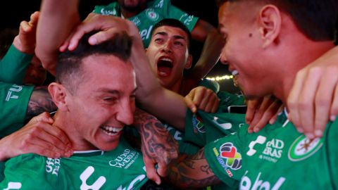 Andrés Guardado celebra con sus compañeros del León uno de sus últimos goles.