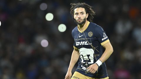 César Huerta con la camiseta de los Pumas.