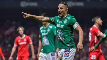 Toluca, Estado de México, 2 de noviembre de 2024. Andrés Guardado en reclamo, durante el partido correspondiente a la jornada 15 del torneo Apertura 2024 de la Liga BBVA MX, entre los Diablos Rojos del Toluca y los Esmeraldas del León, celebrado en el estadio Nemesio Diez. Foto: Imago7/ Arturo Hernández