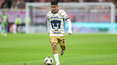 Piero Quispe, durante el partido correspondiente a la jornada 15 del torneo Apertura 2024 de la Liga BBVA MX, entre las Chivas Rayadas del Guadalajara y los Pumas de la UNAM, celebrado en el estadio Akron.