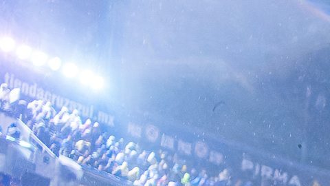 Martín Anselmi, DT de Cruz Azul saluda a la afición celeste.