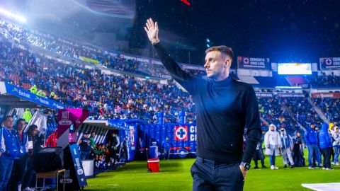 Martín Anselmi, DT de Cruz Azul saluda a la afición celeste.