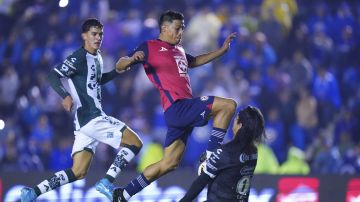 Ciudad de México, 2 de noviembre de 2024. Ángel Sepúlveda y Carlos Acevedo, durante el partido correspondiente a la jornada 15 del torneo Apertura 2024 de la Liga BBVA MX, entre la Máquina Celeste del Cruz Azul y los Guerreros de Santos Laguna, celebrado en el estadio Ciudad de los Deportes. Foto: Imago7/ Rafael Vadillo