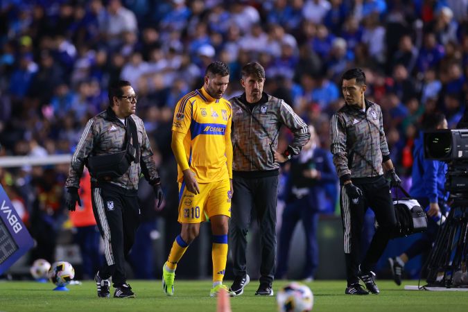 André-Pierre Gignac salió lesionado, acompañado por el entrenador Veljko Paunovic durante el partido de la jornada 17 del torneo Apertura 2024 de la Liga MX entre el Cruz Azul y los Tigres de la UANL.