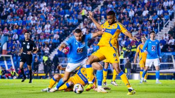 Ciudad de México, 9 de noviembre de 2024. Giorgos Giakoumakis y Joaquim Pereira, durante el partido correspondiente a la jornada 17 del torneo Apertura 2024 de la Liga BBVA MX, entre la Máquina Celeste del Cruz Azul y los Tigres de la UANL, celebrado en el estadio Ciudad de los Deportes. Foto: Imago7 / Diego Padilla