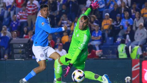 Ciudad de México, 9 de noviembre de 2024. Angel Sepulveda y Nahuel Guzman, durante el partido correspondiente a la jornada 17 del torneo Apertura 2024 de la Liga BBVA MX, entre la Máquina Celeste del Cruz Azul y los Tigres de la UANL, celebrado en el estadio Ciudad de los Deportes. Foto: Imago7/ Manlio Contreras