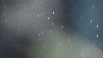 El entrenador mexicano Javier Aguirre se retira del campo después de recibir un botellazo en la cabeza tras la derrota ante Honduras (2-0)