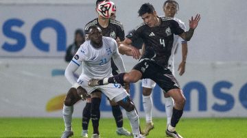 Edson Álvarez durante el partido de ida de los cuartos de final de la Liga de Naciones de la Concacaf entre la Selección de Honduras y la de México.