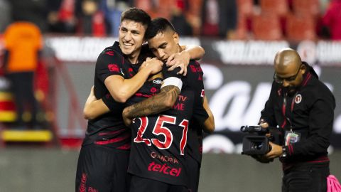 Jugadores de Xolos celebran la goleada sobre Atlas.