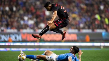 Tijuana, Baja California, 27 de noviembre de 2024. Emanuel Reynoso y José Ignacio Rivero, durante el partido de ida de los Cuartos de Final del torneo Apertura 2024 de la Liga BBVA MX, entre los Xolos de Tijuana y la Máquina Celeste del Cruz Azul, celebrado en el estadio Caliente. Foto: Imago7/Alejandro Gutiérrez Mora