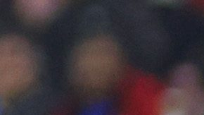 Balanta pelea un balón con el guardameta Kevin Mier durante el juego entre Xolos y Cruz Azul.