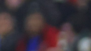 Balanta pelea un balón con el guardameta Kevin Mier durante el juego entre Xolos y Cruz Azul.