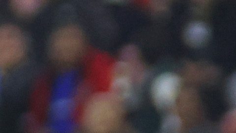 Balanta pelea un balón con el guardameta Kevin Mier durante el juego entre Xolos y Cruz Azul.