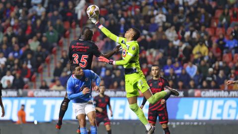 Balanta pelea un balón con el guardameta Kevin Mier durante el juego entre Xolos y Cruz Azul.