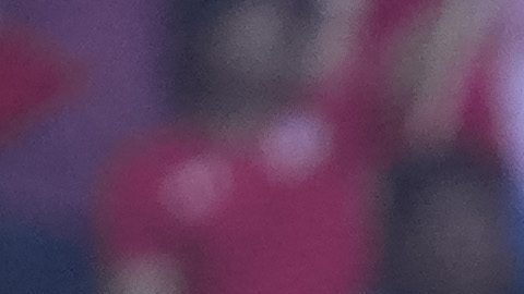 Toluca, Estado de México, 30 de noviembre de 2024. César Ramos, árbitro central saca un objeto que fue arrojado al campo, durante el partido de vuelta de los Cuartos de Final del torneo Apertura 2024 de la Liga BBVA MX, entre los Diablos Rojos del Toluca y las Águilas del América, celebrado en el estadio Nemesio Diez. Foto: Imago7/
