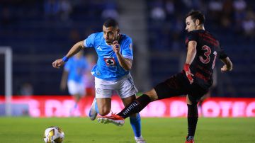 Ciudad de México, 30 de noviembre de 2024. Giorgos Giakoumakis y Unai Bilbao, durante el partido de vuelta de los Cuartos de Final del torneo Apertura 2024 de la Liga BBVA MX, entre la Máquina Celeste del Cruz Azul y los Xolos de Tijuana, celebrado en el estadio Ciudad de los Deportes. Foto: Imago7/ Eloísa Sánchez