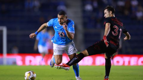 Ciudad de México, 30 de noviembre de 2024. Giorgos Giakoumakis y Unai Bilbao, durante el partido de vuelta de los Cuartos de Final del torneo Apertura 2024 de la Liga BBVA MX, entre la Máquina Celeste del Cruz Azul y los Xolos de Tijuana, celebrado en el estadio Ciudad de los Deportes. Foto: Imago7/ Eloísa Sánchez