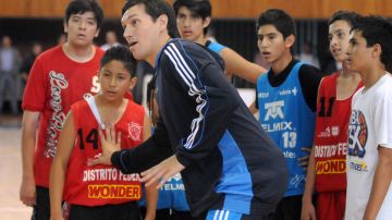 Mexico D.F. 22 de agosto 2012 Eduardo Najera durante la clinica ofrecida con la Liga Telmex Najera en la Alberca Olimpica. Foto:Imago7/Luis Licona