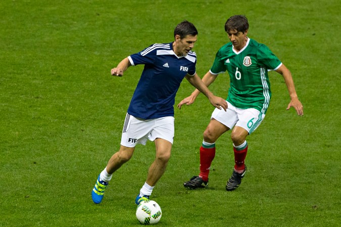 Ciudad de México, 11 de mayo de 2016. Miguel España (D), durante el juego amistoso Partido de Leyendas, 50 años del estadio Azteca, previo al 66 Congreso de la FIFA, celebrado en el estadio Azteca. Foto: Imago7/